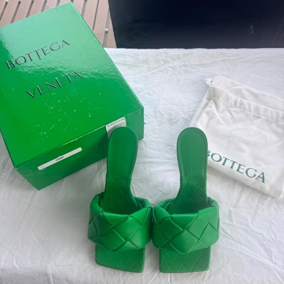 Bottega Veneta Woven Leather Lido Sandals Color Grass Women's Size 38 New - Picture 9 of 10